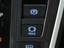 HOLD機能付きの電動パーキングブレーキ。HOLD機能を使用すると、信号待ちなどでフットブレーキから足を放しても、車は動かずそのまま停車してくれます。ドライブなど足が疲れた時には便利な機能です。