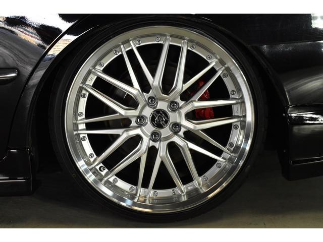 クラウンマジェスタ Cタイプ Fパッケージ 黒革シート サンルーフ 純正HDDナビ フルエアロ エアサスコントローラー 新品20インチ 新品タイヤ LEDフォグ カラーキャリパー DVD再生可能 全席シートヒーター ETC バックカメラ(2枚目)