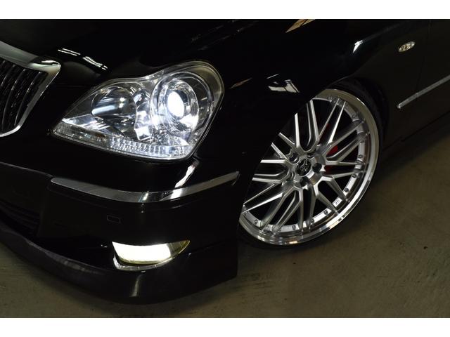 クラウンマジェスタ Cタイプ Fパッケージ 黒革シート サンルーフ 純正HDDナビ フルエアロ エアサスコントローラー 新品20インチ 新品タイヤ LEDフォグ カラーキャリパー DVD再生可能 全席シートヒーター ETC バックカメラ(3枚目)