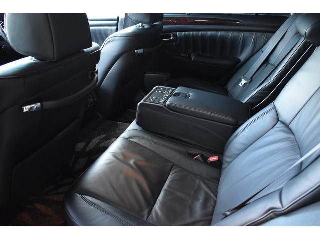 クラウンマジェスタ Cタイプ Fパッケージ 黒革シート サンルーフ 純正HDDナビ フルエアロ エアサスコントローラー 新品20インチ 新品タイヤ LEDフォグ カラーキャリパー DVD再生可能 全席シートヒーター ETC バックカメラ(43枚目)