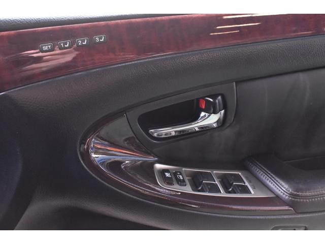 クラウンマジェスタ Cタイプ Fパッケージ 黒革シート サンルーフ 純正HDDナビ フルエアロ エアサスコントローラー 新品20インチ 新品タイヤ LEDフォグ カラーキャリパー DVD再生可能 全席シートヒーター ETC バックカメラ(48枚目)