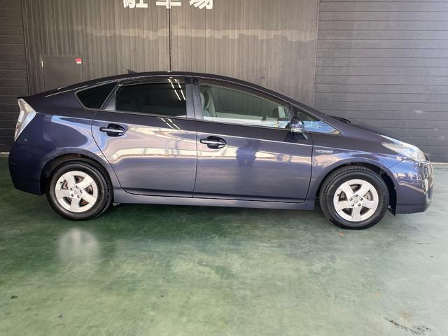 プリウス Ｓ　ＬＥＤエディション　スマートキー　プッシュスタート　ＥＴＣ　ＳＤナビ　フルセグ　バックカメラ　サイド・カーテンエアバッグ（5枚目）