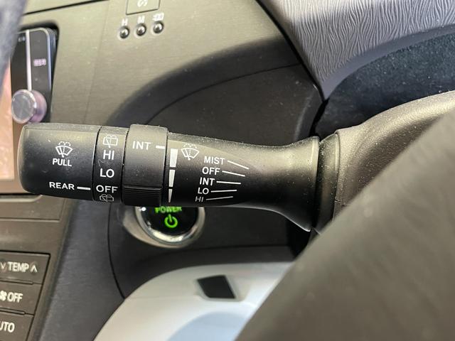 プリウス Ｓ　ＬＥＤエディション　スマートキー　プッシュスタート　ＥＴＣ　ＳＤナビ　フルセグ　バックカメラ　サイド・カーテンエアバッグ（13枚目）