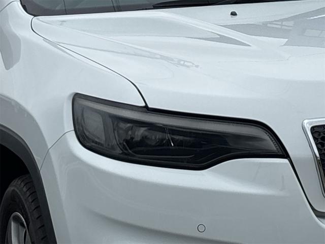 ジープ・チェロキー リミテッド　ワンオーナー　ディーラー車　Ａｐｐｌｅ　ＣａｒＰｌａｙ　黒本革シート　ベンチレーション　Ｂｌｕｅｔｏｏｔｈ　純正ナビ　バックカメラ　ＬＥＤヘッドライト　禁煙車　クルーズコントロール　パワーゲート（3枚目）