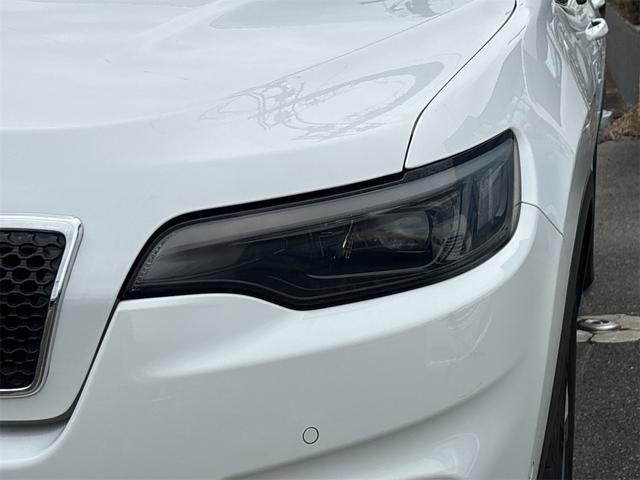 ジープ・チェロキー リミテッド　ワンオーナー　ディーラー車　Ａｐｐｌｅ　ＣａｒＰｌａｙ　黒本革シート　ベンチレーション　Ｂｌｕｅｔｏｏｔｈ　純正ナビ　バックカメラ　ＬＥＤヘッドライト　禁煙車　クルーズコントロール　パワーゲート（8枚目）