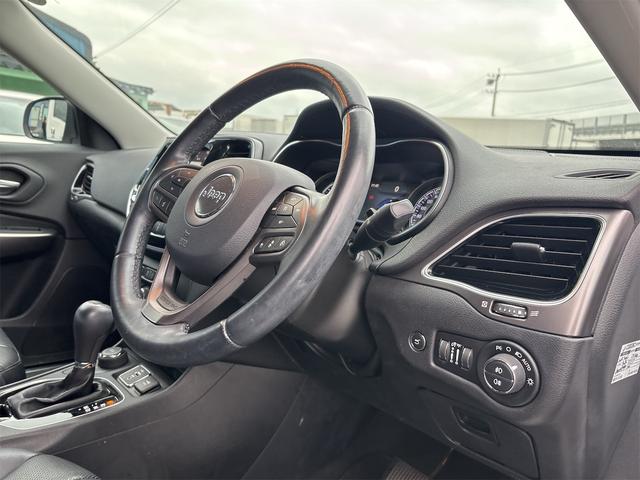 ジープ・チェロキー リミテッド　ワンオーナー　ディーラー車　Ａｐｐｌｅ　ＣａｒＰｌａｙ　黒本革シート　ベンチレーション　Ｂｌｕｅｔｏｏｔｈ　純正ナビ　バックカメラ　ＬＥＤヘッドライト　禁煙車　クルーズコントロール　パワーゲート（61枚目）