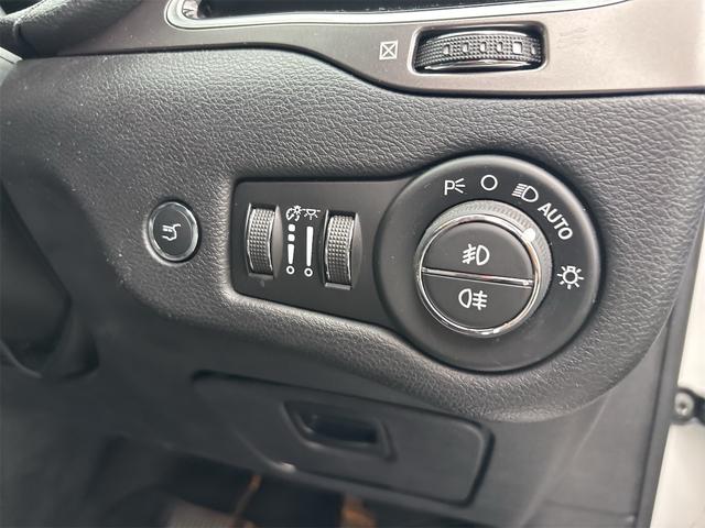 ジープ・チェロキー リミテッド　ワンオーナー　ディーラー車　Ａｐｐｌｅ　ＣａｒＰｌａｙ　黒本革シート　ベンチレーション　Ｂｌｕｅｔｏｏｔｈ　純正ナビ　バックカメラ　ＬＥＤヘッドライト　禁煙車　クルーズコントロール　パワーゲート（63枚目）