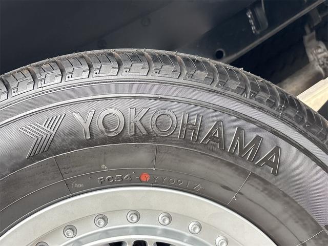 トヨタクラシック クラシック トヨタ60周年記念100台限定車 走行7000km 赤革シート 純正ナルディーステアリング トヨタテクノクラフト社製 社外オーディオ パワーステアリング エアコン パワーウィンドウ 集中ドアロック(20枚目)