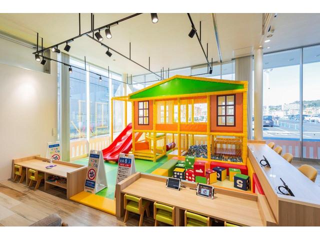 大きなキッズスペースも完備！小さなお子様連れでも、ゆっくりとお車探しをお楽しみいただけます。
