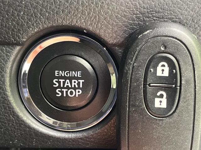 【キーレススタートシステム】カバンやポケットに入れたままでもドアの施錠・解錠が可能なスマートキーを装備。エンジンのオン・オフ時もカギを取り出す必要が無いからとっても便利です♪