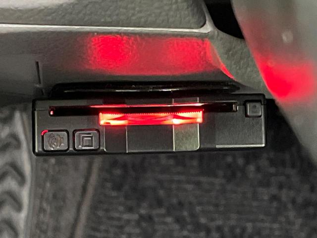 ヴォクシー Ｘ　後席モニター　純正ＨＤＤナビ　バックカメラ　禁煙車　ＥＴＣ　オートエアコン　ＣＤ　ＤＶＤ再生　ＴＶ視聴可能　電動格納ミラー（6枚目）