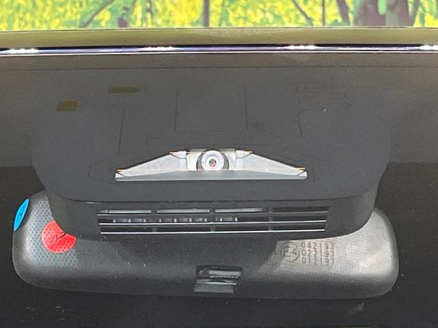 ノア Ｓ－Ｚ　純正１０．５インチナビ　両側電動ドア　バックカメラ　衝突被害軽減システム　レーダークルーズ　禁煙車　ハーフレザーシート　コーナーセンサー　ＬＥＤヘッド　純正１７インチアルミ　オートハイビーム（6枚目）