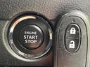 【キーレススタートシステム】カバンやポケットに入れたままでもドアの施錠・解錠が可能なスマートキーを装備。エンジンのオン・オフ時もカギを取り出す必要が無いからとっても便利です♪