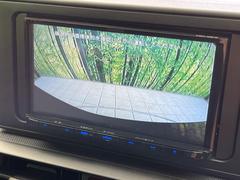 【バックカメラ】駐車時に後方がリアルタイム映像で確認できます。大型商業施設や立体駐車場での駐車時や、夜間のバック時に大活躍！運転スキルに関わらず、今や必須となった装備のひとつです！ 4