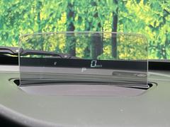【カラーヘッドアップディスプレイ】現在の速度や走行情報をデジタル表示で運転席前方のガラスに投影！カラー付きで視認性も高く、運転中目線をずらさず必要な情報を確認できるのでとっても便利で安心！ 7