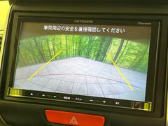 【バックカメラ】駐車時に後方がリアルタイム映像で確認できます。大型商業施設や立体駐車場での駐車時や、夜間のバック時に大活躍！運転スキルに関わらず、今や必須となった装備のひとつです！ 4