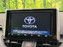 【純正９型ナビ】人気の純正９型ナビを装備しております。ナビの使いやすさはもちろん、オーディオ機能も充実！キャンプや旅行はもちろん、通勤や買い物など普段のドライブも楽しくなるはず♪ 4