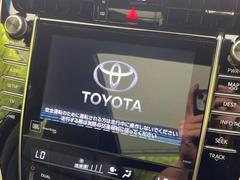 【メーカー純正ナビ】インテリアに溶け込むスタイリッシュな「専用設計」メーカーナビを装備♪視認性や操作性など基本性能にも優れ、より上質なカーライフをお楽しみいただけます。 4