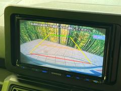 【バックカメラ】駐車時に後方がリアルタイム映像で確認できます。大型商業施設や立体駐車場での駐車時や、夜間のバック時に大活躍！運転スキルに関わらず、今や必須となった装備のひとつです！ 5