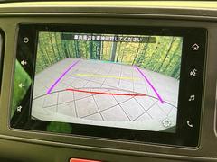 【バックカメラ】駐車時に後方がリアルタイム映像で確認できます。大型商業施設や立体駐車場での駐車時や、夜間のバック時に大活躍！運転スキルに関わらず、今や必須となった装備のひとつです！ 5