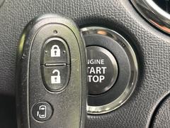 【インテリジェントキー】カバンやポケットに入れたままでもドアの施錠・解錠が可能なスマートキーを装備。エンジンのオン・オフ時もカギを取り出す必要が無いからとっても便利です♪ 5