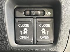 【両側パワースライドドア】スマートキーや運転席のスイッチで後席スライドドアの開閉が可能♪電動だから力を入れてドアを開ける必要が無く、小さなお子様でも簡単に開け閉めでき快適です♪ 4