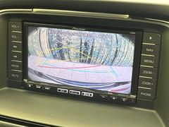 【バックカメラ】駐車時に後方がリアルタイム映像で確認できます。大型商業施設や立体駐車場での駐車時や、夜間のバック時に大活躍！運転スキルに関わらず、今や必須となった装備のひとつです！ 5