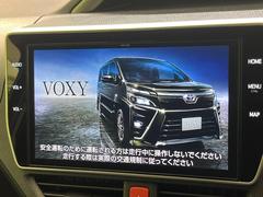 【メーカー純正ナビ】インテリアに溶け込むスタイリッシュな「専用設計」メーカーナビを装備♪視認性や操作性など基本性能にも優れ、より上質なカーライフをお楽しみいただけます。 4