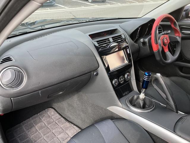 ＲＸ－８ ベースグレード　ＥＴＣ　Ｂカメラ　ナビ　ＴＶ　５ＭＴ　ＨＩＤ　電格ミラー　アルミホイール　盗難防止システム　衝突安全ボディ　ＡＢＳ　ＣＤ　ＤＶＤ再生　ＵＳＢ　Ａ／Ｃ　ＭＯＭＯステアリング　リアスポイラー　社外マフラー（18枚目）