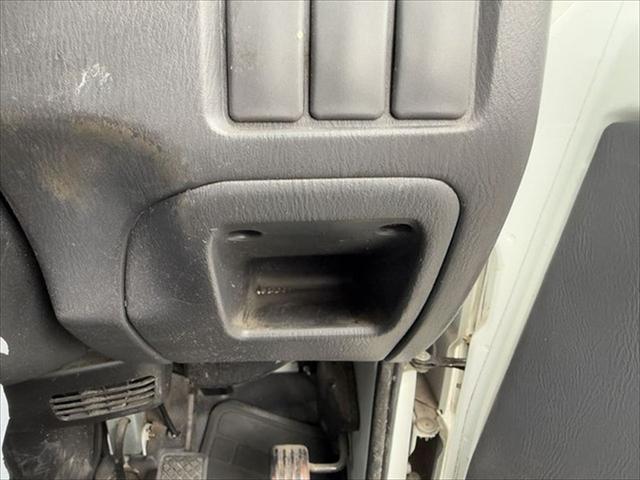 サンバートラック ＴＢ　プロフェッショナル　４ＷＤ　５ＭＴ　ナビ　エアコン　運転席エアバッグ（28枚目）