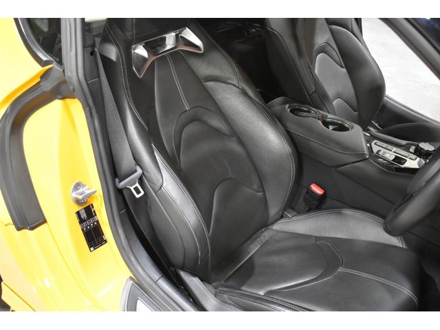 ������͉^�]�ȑ��̃V�[�g�ƂȂ��Ă���܂��B�O��X���C�h�E���N���C�j���O�E�V�[�g�㉺�E���ʑO�[�㉺�̊e���߂�d���ōs���܂��B�܂��A�����o�[�T�|�[��T�C�h�T�|�[�g���̒��߂��\�ł��B