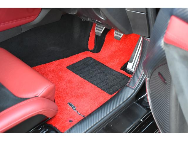 �t���A�}�b�g�͂b���������������̃t���A�}�b�g�𑕒����Ă���܂��B���s�������Z���ԗ��ɂȂ�܂��̂œ�����Ԃ����ɂ��ꂢ�ɃL�[�v����Ă���܂��B�I���K���y�_�������ɉ^�]���₷���ł��B