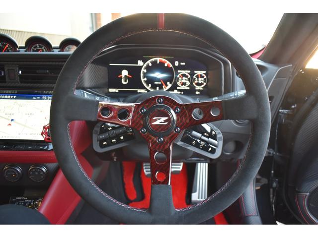 �X�e�A�����O�̓����C�ɂ����鏬�a�X�e�A�����O����������Ă���܂��B�N�C�b�N�����[�X�����ɂȂ�܂��̂ŏ��~��̍ۂ͒��E���邱�Ƃ��ł��܂��B���b�h�J�[�{���Ƀ����I�t���H���{�������i�ƂȂ�܂��B