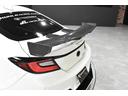 当該車両にはミドルマウントＧＴウィング（カーボン）が装着されております。ボディー形状に沿うようなデザインとなっており、カーボンの網目が非常にカッコいいです。もちろん車検対応サイズになります。