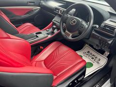 ＬＥＸＵＳならではの時計がセンターにインストールされており高級感を感じられます。オプションも装備されておりますのでＣＤ／ＤＶＤも再生可能でございます！ 6