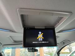 後席モニターが装備されているお車となっております。ＤＶＤ等を見て頂く事が可能となっておりますので、小さなお子さんがいるご家族の皆様でもご安心頂く事が出来ます。 4