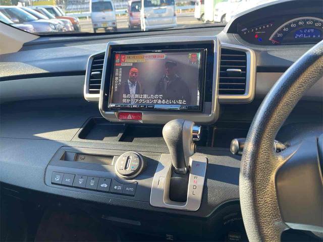 フリード Ｇ　ジャストセレクション　ドライブレコーダー　ＥＴＣ　ナビ　ＴＶ　両側電動スライドドア　スマートキー　電動格納ミラー　３列シート　ウォークスルー　ＣＶＴ　ＣＤ　ＤＶＤ再生　ＵＳＢ　Ｂｌｕｅｔｏｏｔｈ　盗難防止システム（3枚目）