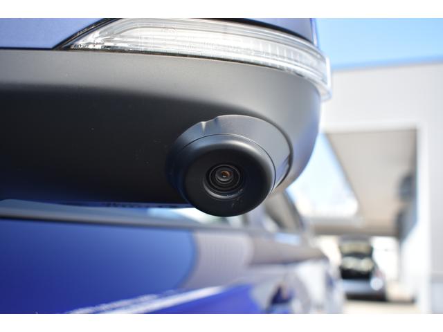 サイドビューカメラ　助手席側ドアミラーに装着されたカメラ映像をマルチファンクションディスプレイに表示。ドライバーからは死角となる自車の左前方の様子を確認できます。