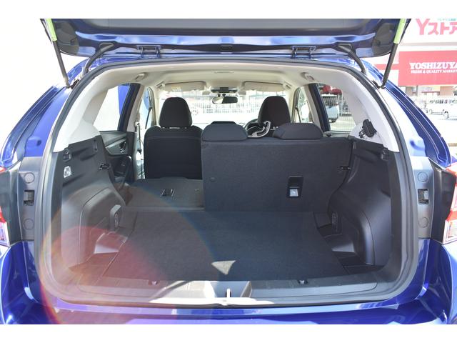 リヤシートは６：４の可倒式となっております。３人乗車時にはこのように使用して頂けます。３人乗車時でもしっかりと荷物も載せつつ、後席にお乗りいただく方にも快適に移動していただくことができますよ。