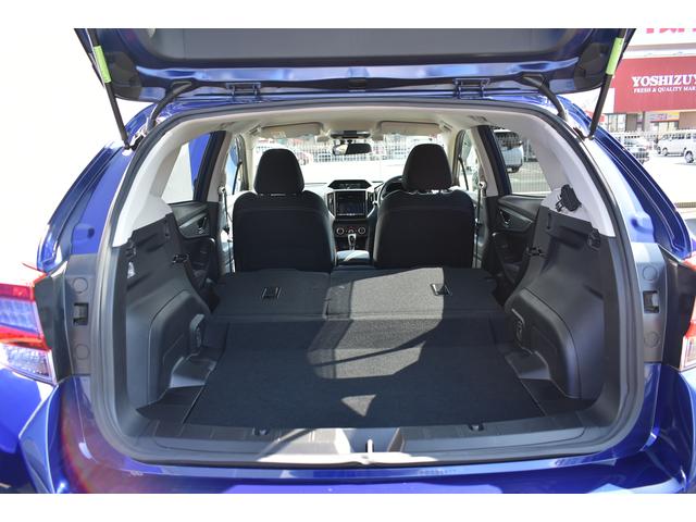 後席を両方倒すとより大きな荷物や長尺な荷物もしっかりと載せて頂けますよ。