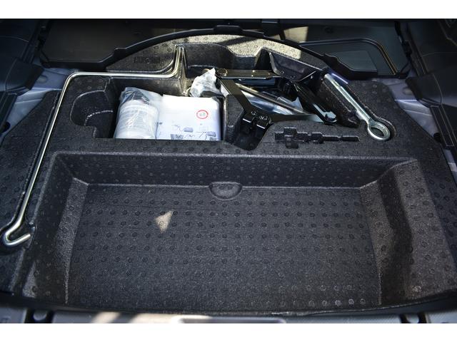 サブトランク　三角表示板や洗車道具、小物などの収納スペースに便利です。
