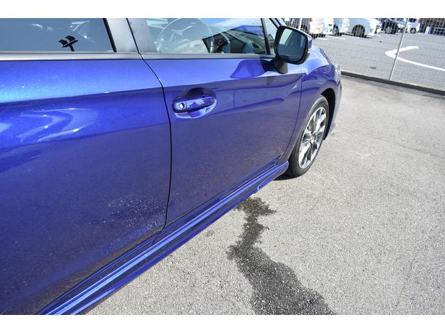 運転席ドア画像。斜めから撮ることで凹みなど確認しやすくなります。