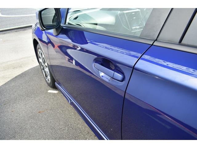 助手席ドア画像。斜めから撮ることで凹みなど確認しやすくなります。