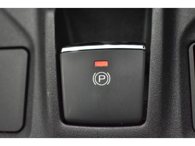 電動パーキングブレーキ　スイッチひとつで作動・解除が可能。発進時はアクセルを踏めば解除可能です。