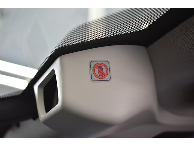 アイサイトのステレオカメラです。　このカメラが前方の危険を察知し運転をサポート。安心・安全ですね