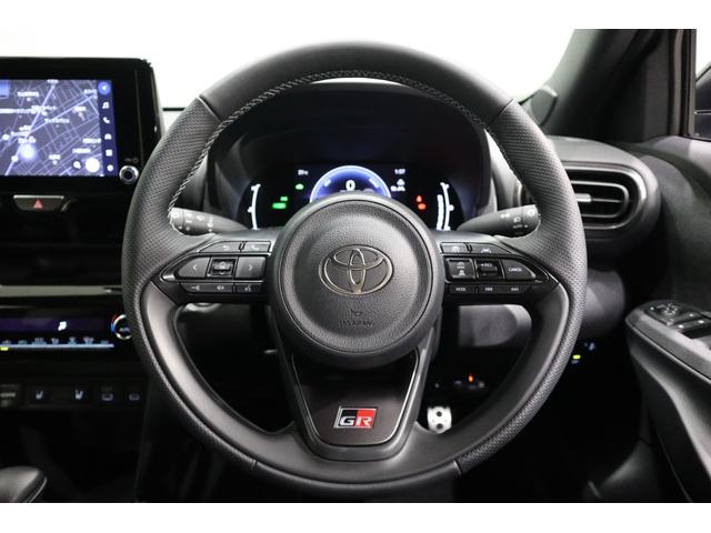 ヤリスクロス ハイブリッド　ＧＲスポーツ　純正ディスプレイオーディオ　フルセグＴＶ　ＵＳＢ・Ｂｌｕｅｔｏｏｔｈ接続　衝突被害軽減ブレーキ　ＬＥＤヘッドランプ　ＥＴＣ　全周囲カメラ　スマートキー　クルーズコントロール　パワーバックドア（15枚目）