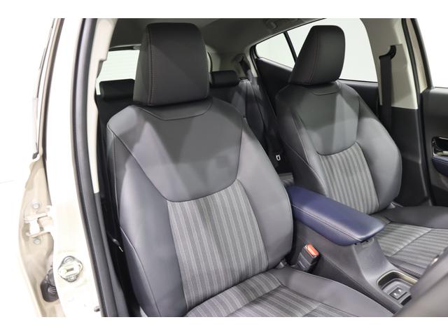 ホールド感が高く、ロングドライブでも疲れにくいフロントシート。