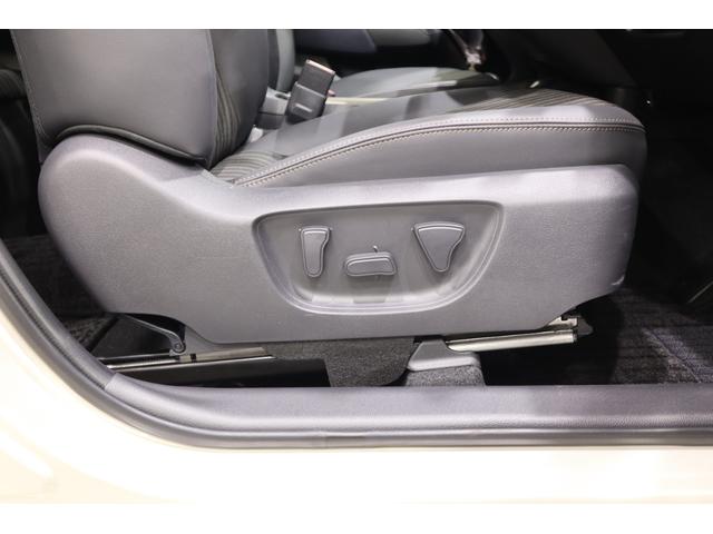 運転席には仕立ての良い電動パワーシート搭載しています。