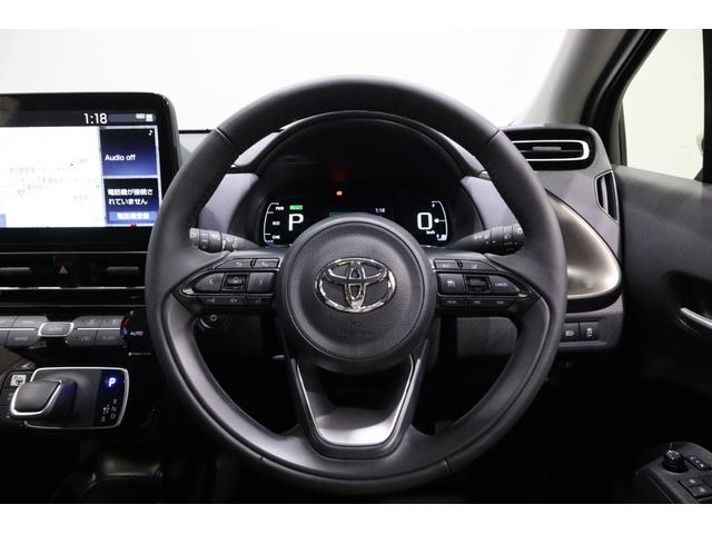 操作し易く質感の良い本革巻きステアリング。ステアリングスイッチでは、オーディオの操作や走行支援機能の操作が可能です。