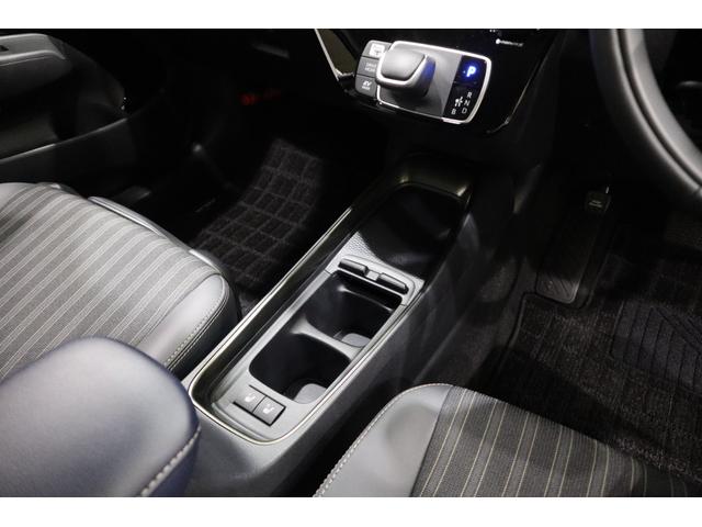 センタコンソールにはドリンクホルダー装着しています。